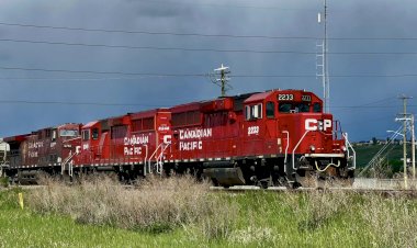Канадиан Пасифик, тройная тяга тепловозов с вагонами хопперами