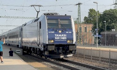 Приветливый машинист, электровоз TRAXX 480 002 отправление со станции