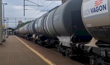 Наливной поезд, электровоз EU07 - 424 с бочками