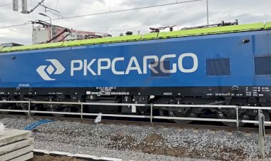 Электровоз ET43-023 с контейнерным поездом