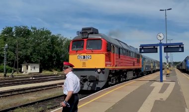 Отправление пригородного поезда под тягой тепловоза М62