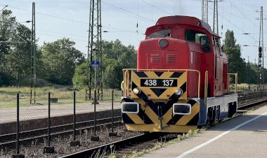 "Румын" Тепловоз 438 137 следует маневровым порядком.
