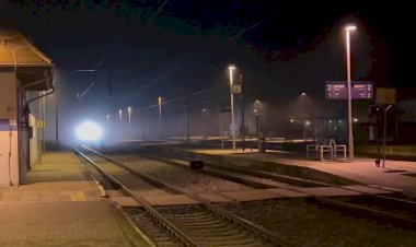 Грузовики MAN едут с завода, Электровоз Вектрон 6193 115 с вагонами автовозами