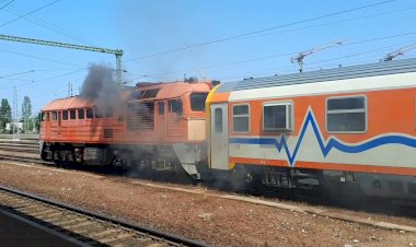 Дымнул!! Тепловоз М62 отправляется с вагоном лабораторией