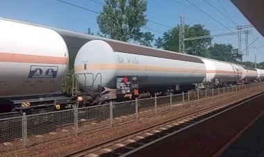 Электровоз Ламинатка с газовыми цистернами