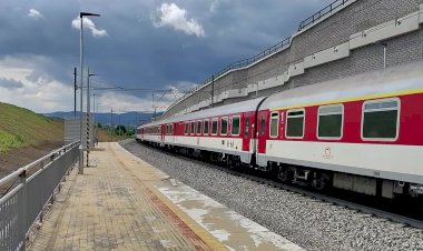 Электровоз Шкода 362 171-1 с пассажирским поездом