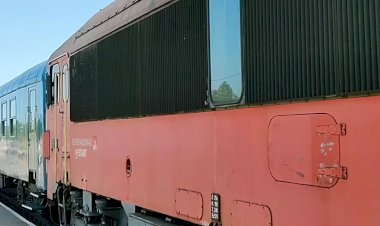 Венгрия, тепловоз  418 304 с региональным поездом прибывает на станцию