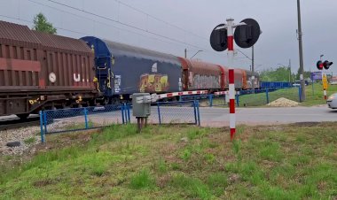 Электровоз ET22-676 со сборным грузовым поездом