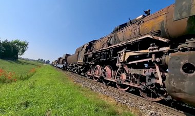 Тепловоз SM42-1225 6Dg перегоняет ржавые паровозы и вагоны в Вольштын