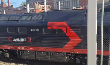 Тепловоз ТЭ109 232-53 с перегоняемым тепловозом ТЭМ2-88