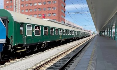 Электровозы Шкода 151 014-8 / 350 002-2 отправляются со специальным поездом из Пардубице