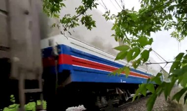 В проливной дождь! ВЛ11-130 с пассажирскими и почтовым вагонами в грузовом поезде