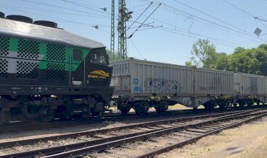 Тепловоз ТЭ109 232 704-7 с нестандартным контейнерным поездом