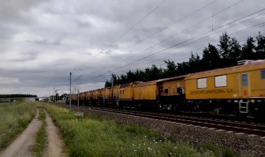 Тепловоз SM42-2476 с перегоняемым рельсошлифовальным поездом