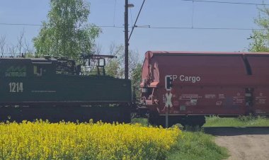 Электровоз тип EL2-4-1214 с вагонами для перевозки Гипса