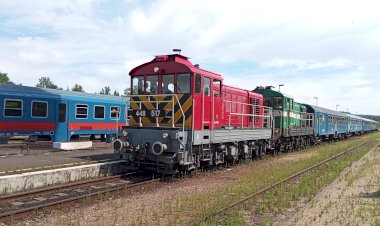 Тепловозы DVM-2 тип ВМЭ1 из Занка-Кёвескаля ретро пассажирским поездом