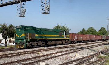 Словения, тепловоз 664-120 с полувагонами отправляется со станции