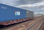 Электровоз Вектрон 383-442-1 с приветливым машинистом и контейнерным поездом