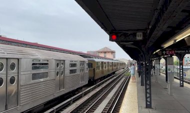 Метро Нью-Йорка, выставка музейных ретро составов на станции