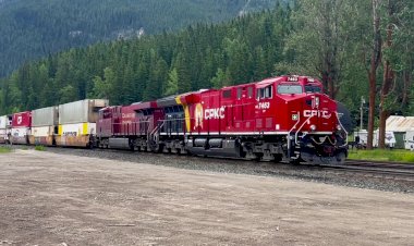 Канада, Тепловозы SD70 отправляются с длинным грузовым поездом со станции