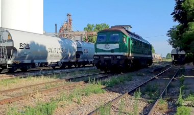 Тепловоз  ТЭ109 662 001 - 3 следует резервом