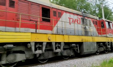 Громкий тифон!! Тепловоз ЧМЭ3-2135 с перегоняемым ЧМЭ3-2566