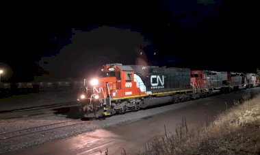 Четыре тепловоза типа SD40 с тяжёлым грузовым поездом