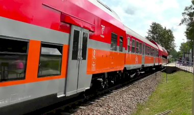 Тепловоз SM42-523 с пригородным поездом