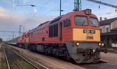 Тепловозы М62 с пассажирским поездом отправляются со станции