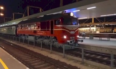 Отправление тепловоза М62-194 с туристическим поездом