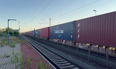 Электровоз Таурус на скорости с контейнерным поездом