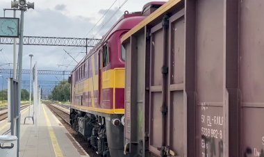 Тепловоз M62M-008 едет с полувагоном