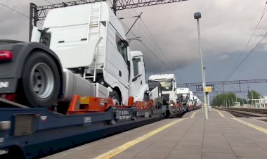 Грузовики MAN едут с завода, Электровоз Вектрон 6193 160 с вагонами автовозами