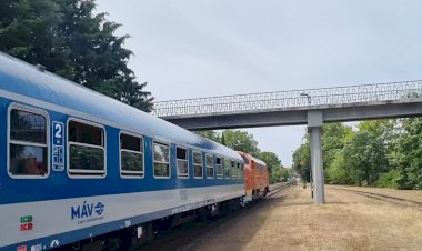 Тепловоз М61.  019 с пригородным поездом