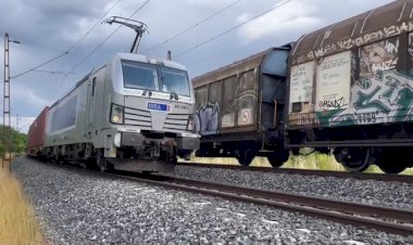 Встречные грузовые поезда, под электровозами Вектрон и Таурус