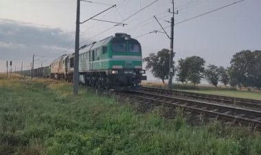 Тепловозы M62-0023 и M62-0269Б с полувагонами для угля