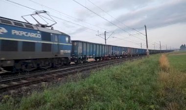 Электровоз ET22-857 с полувагонами