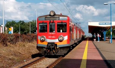 Электропоезд EN57 - 1330 отправление с платформы Свидник