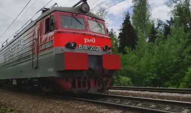 Электровоз ВЛ11М-202/203А с вагонами хопперами