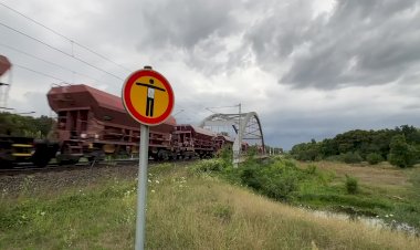 Тепловоз ТЭ109 с хопперами в окрестностях Дессау Вальвицхафен