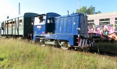 Тепловоз T211 0503 следует с двухосным вагоном