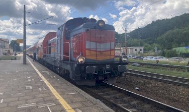 Тепловоз SU42-509 с пригородным поездом