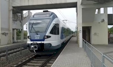 Электропоезд Штадлер отправляется из Будайского замка в Дунауйварош