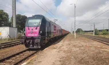 Электровоз E6ACTADB-070 с полувагонами