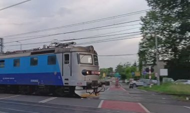 Электровоз Шкода 182 115-6 едет с вагонами для угля