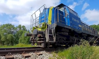 Маневровый тепловоз ST48-035 следует резервом