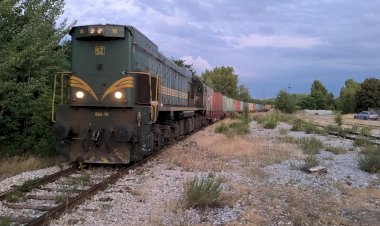 Сербия, Тепловоз 661 - 111 с приветливым машинистом и контейнерным поездом