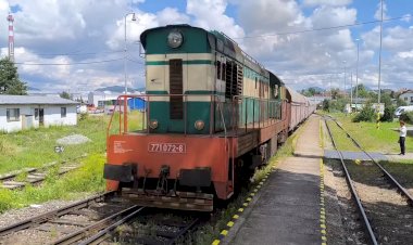 Тепловоз 771.072-6 с вагонами для перевозки угля + толкач сзади