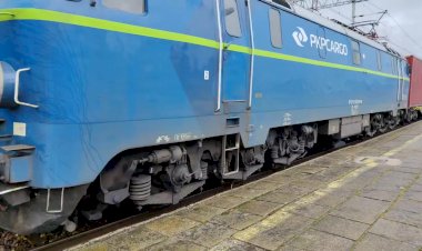 Электровоз ET22-108 с контейнерным поездом