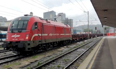 Электровоз Таурус с рельсовыми плетями